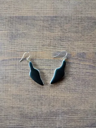 Pendientes largos negros