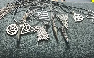 10 collane e girocolli con ciondoli sigillati nuov