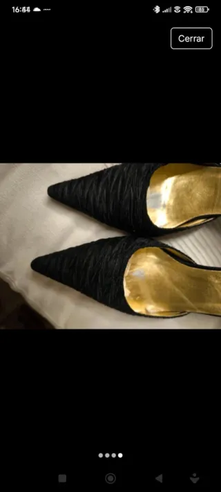 Zapatos de tacón negros y dorados