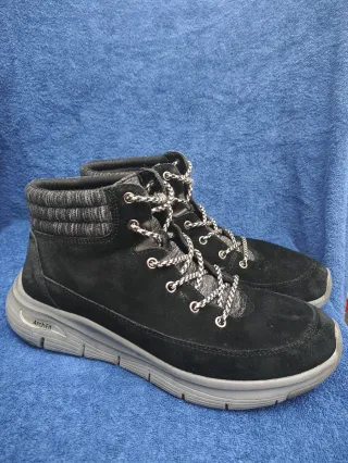 Botas Skechers negras y grises