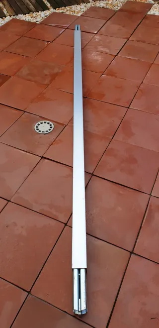 Barra de sujeción y amarre para carga de camión