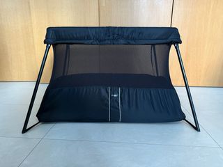 Cuna de viaje Babybjörn negra + funda y sábana