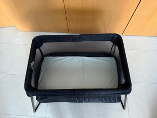 Cuna de viaje Babybjörn negra + funda y sábana