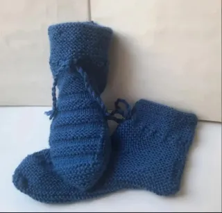 Patucos de punto azul