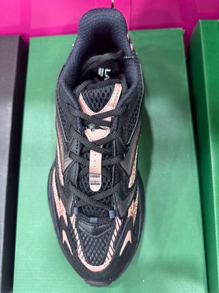 Zapatilla Mujer Lacoste Negra y Dorada