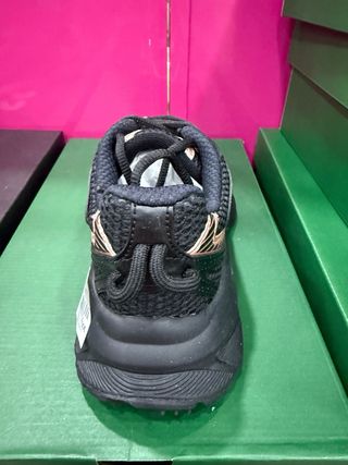 Zapatilla Mujer Lacoste Negra y Dorada