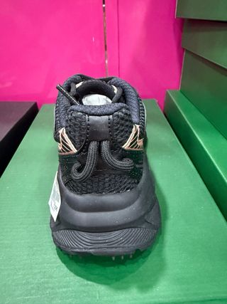 Zapatilla Mujer Lacoste Negra y Dorada