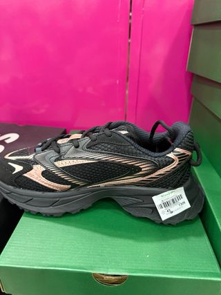 Zapatilla Mujer Lacoste Negra y Dorada