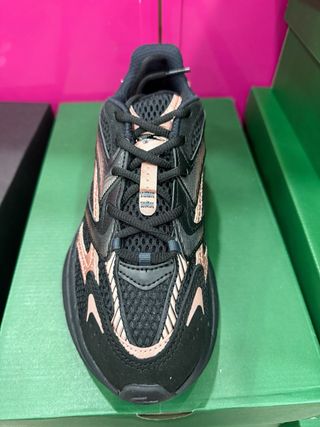 Zapatilla Mujer Lacoste Negra y Dorada