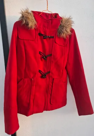 Abrigo rojo con capucha de pelo