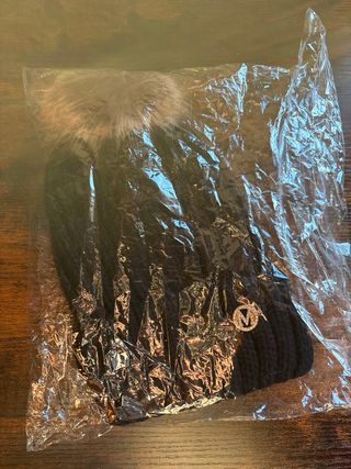 Gorro de lana negro con pompón y detalle dorado