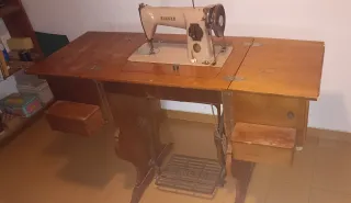 Máquina de coser Singer con mueble plegable.