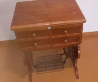Máquina de coser Singer con mueble plegable.