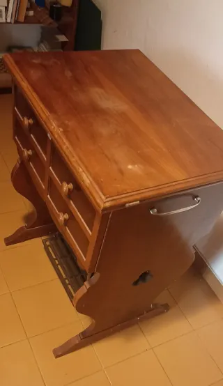 Máquina de coser Singer con mueble plegable.