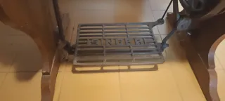 Máquina de coser Singer con mueble plegable.