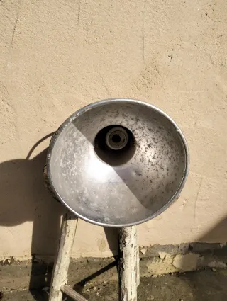 Lámpara antigua de aluminio