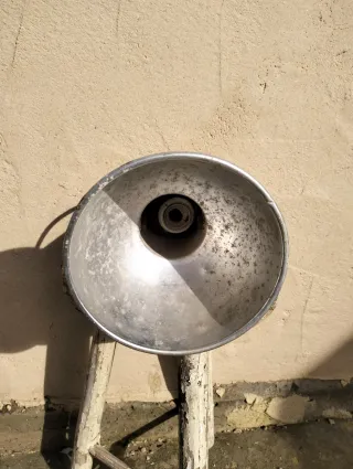 Lámpara antigua de aluminio