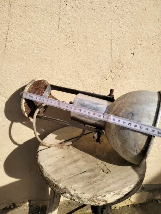 Lámpara antigua de aluminio