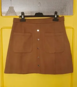 Falda marrón con botones
