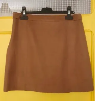 Falda marrón con botones