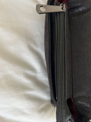 Bolso negro con cadena