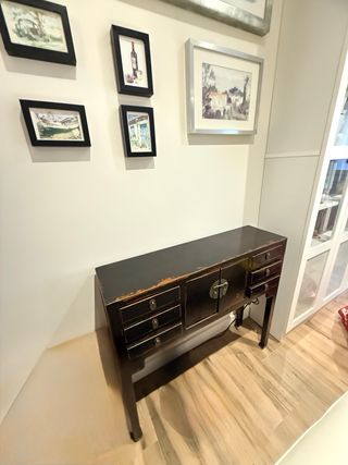 Consola asiática de madera negra