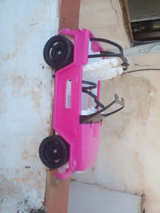 Coche de juguete rosa