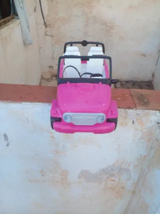 Coche de juguete rosa