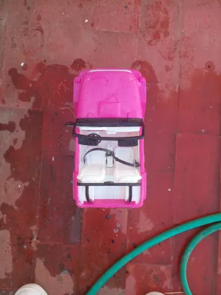 Coche de juguete rosa