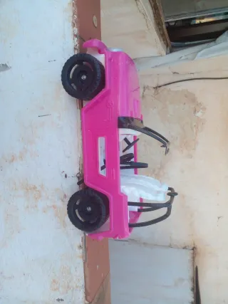 Coche de juguete rosa