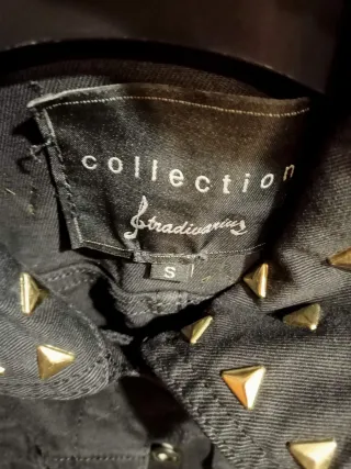 Cazadora vaquera negra con tachuelas