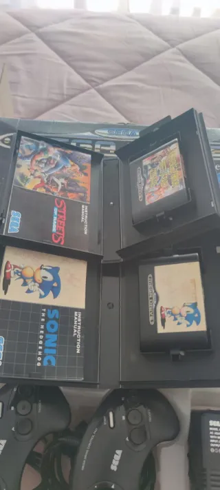 Sega Mega Drive con Sonic el Erizo