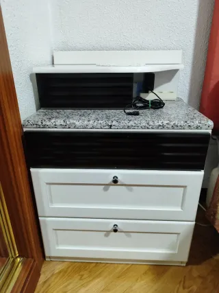 Mesilla de noche con mármol y cajones
