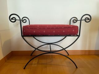 Banqueta de forja negra con cojín rojo