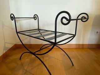 Banqueta de forja negra con cojín rojo