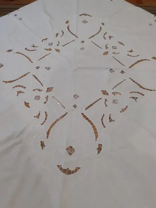 Mantelería bordada con 8 servilletas