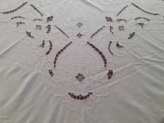 Mantelería bordada con 8 servilletas