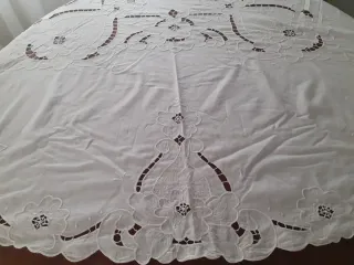 Mantelería bordada con 8 servilletas