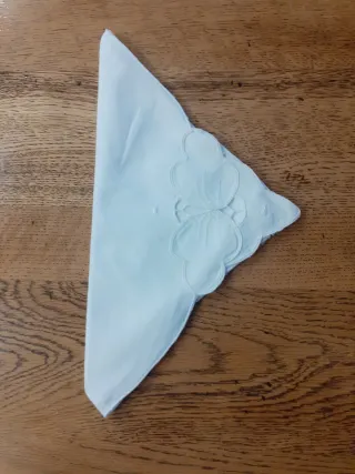 Mantelería bordada con 8 servilletas