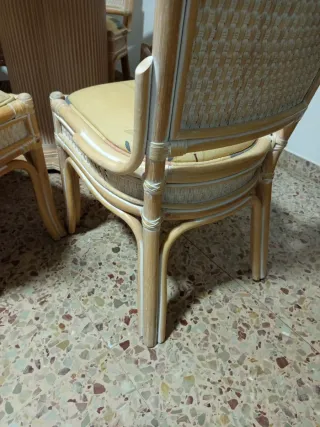 Mesa redonda extensible y 6 sillas de ratán