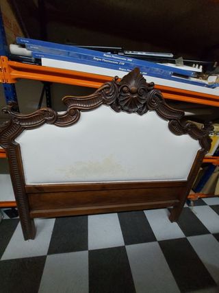 Cabecero de madera oscuro con tapizado blanco