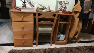 Escritorio de madera con cajones y silla