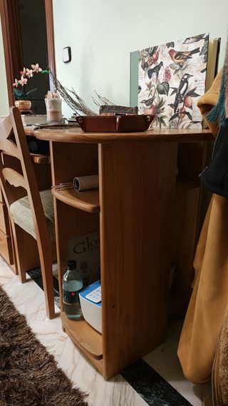 Escritorio de madera con cajones y silla