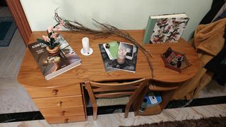 Escritorio de madera con cajones y silla
