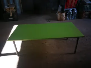Mesa baja de salón verde.