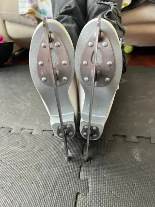 Patines de patinaje sobre hielo blancos