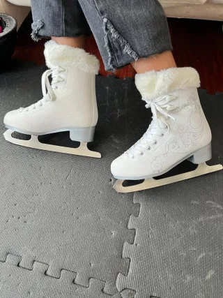 Patines de patinaje sobre hielo blancos
