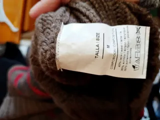 Chaqueta de punto marrón y roja