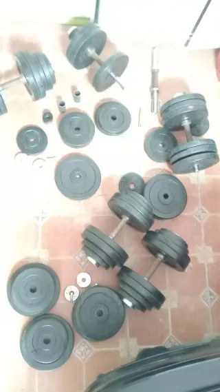 Mancuernas y discos de goma gimnasio