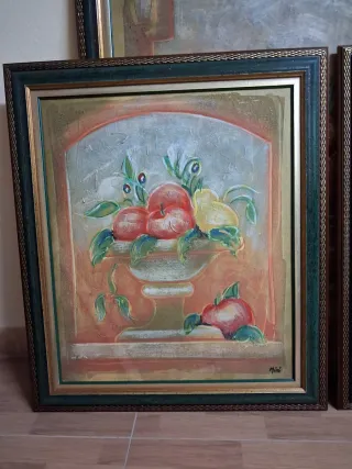 Cuadro de frutas con marco dorado y verde